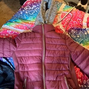 Double-Zipper puffer jacket. Camo design inside- Made of Nylon and Polyester.